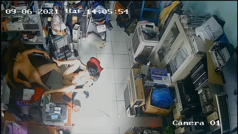 Người vợ anh xã nắc nhau trong của hàng máy tính