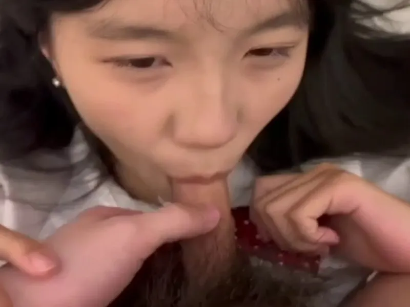 Em loli dễ thương liếm củ khoải biến em thành con em đào nứng p2